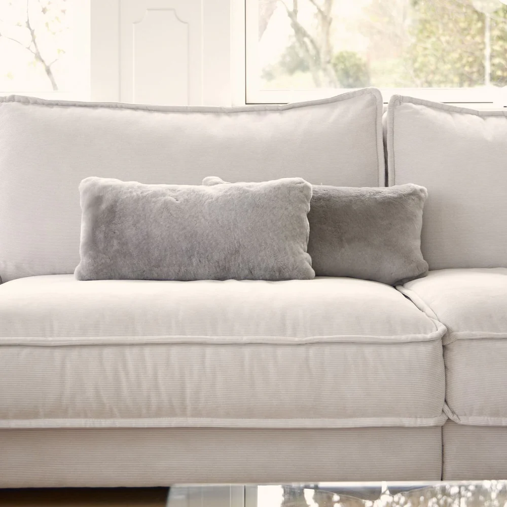 Lammfellkissen Mokassin, marineblau, 28x56cm – Bild 2